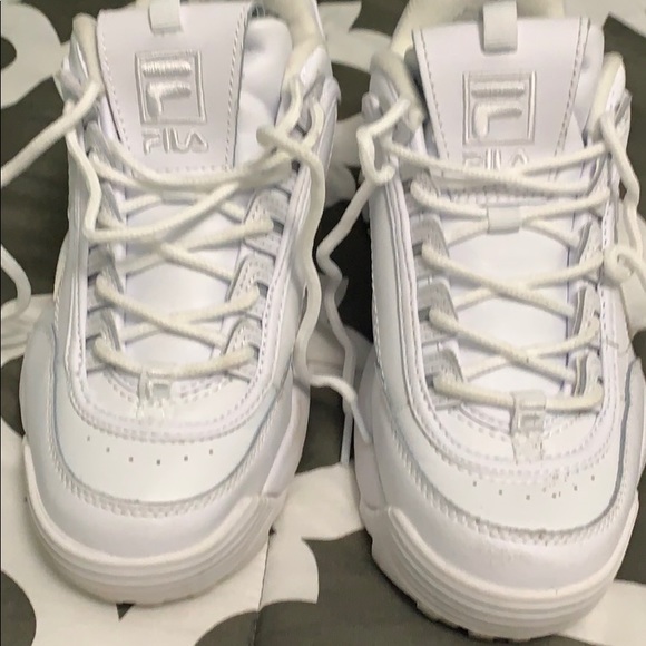 fila white tennis shoes